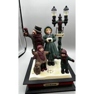 Dickens Musical Caroler Family Holly St. Dickens Village Batteries 2 C 1990